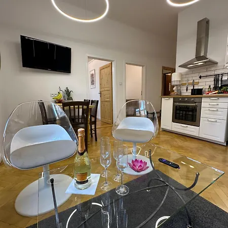 Karlin Oasis 2-bedroom דירה *